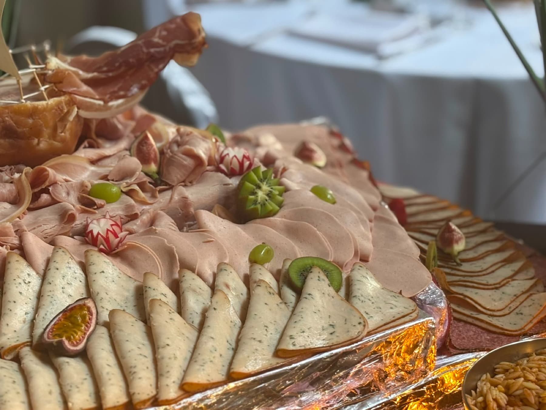 Pièce montée de charcuteries dressée à la main, décor de fruits