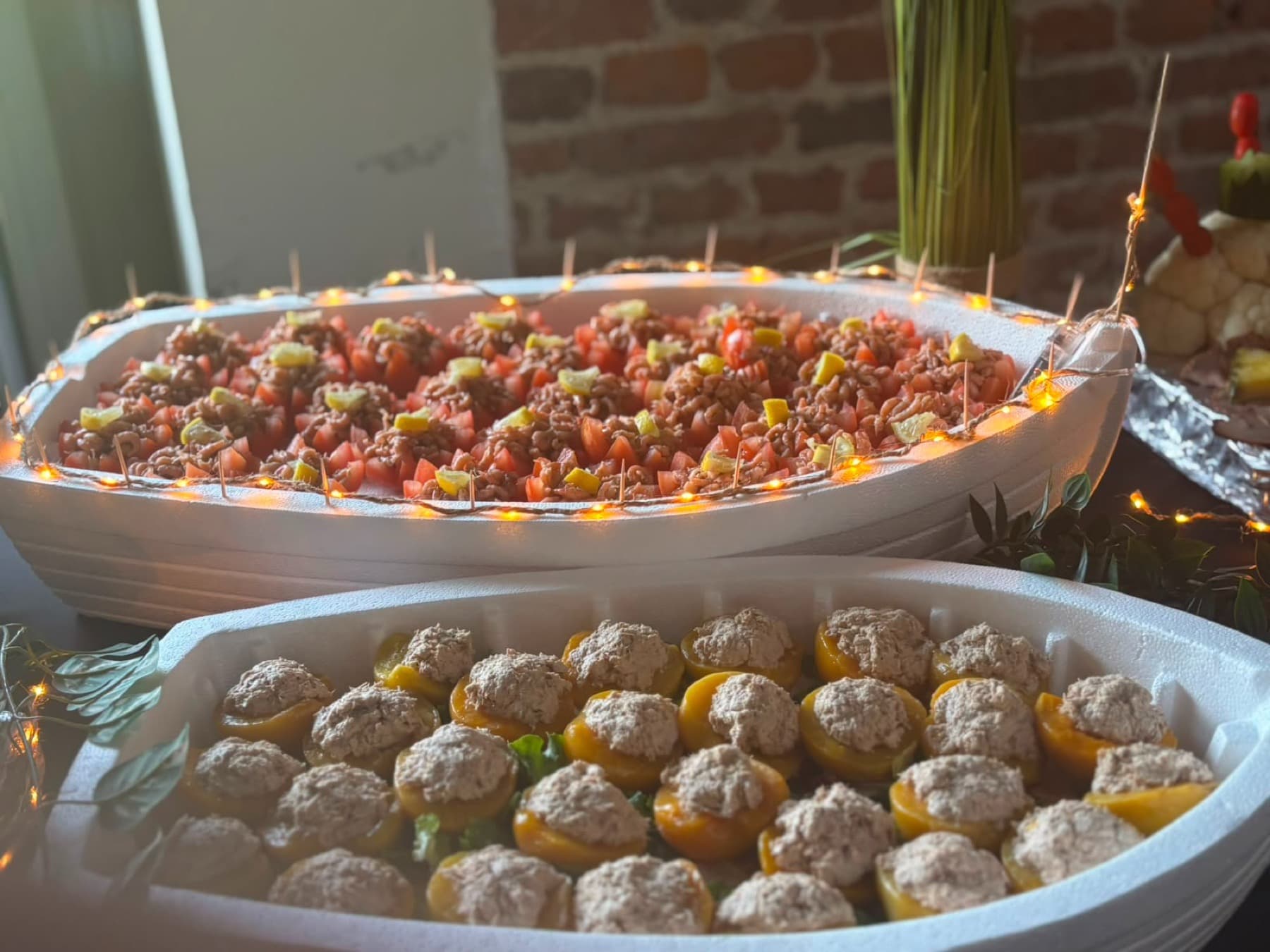 Tomates aux crevettes grises et pêches au thon dressées en bateau
