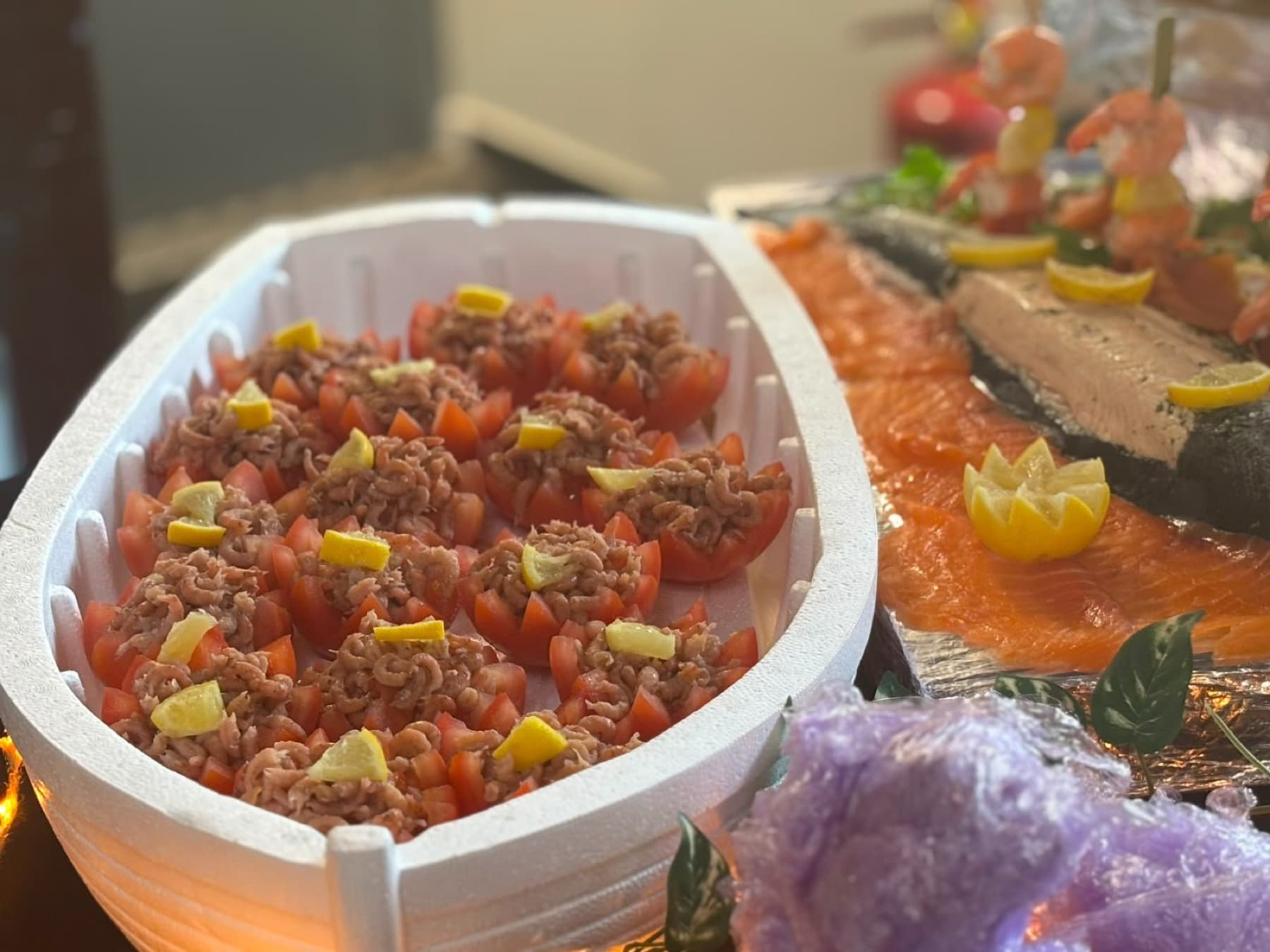 Tomates aux crevettes grises et planche de saumon fumé